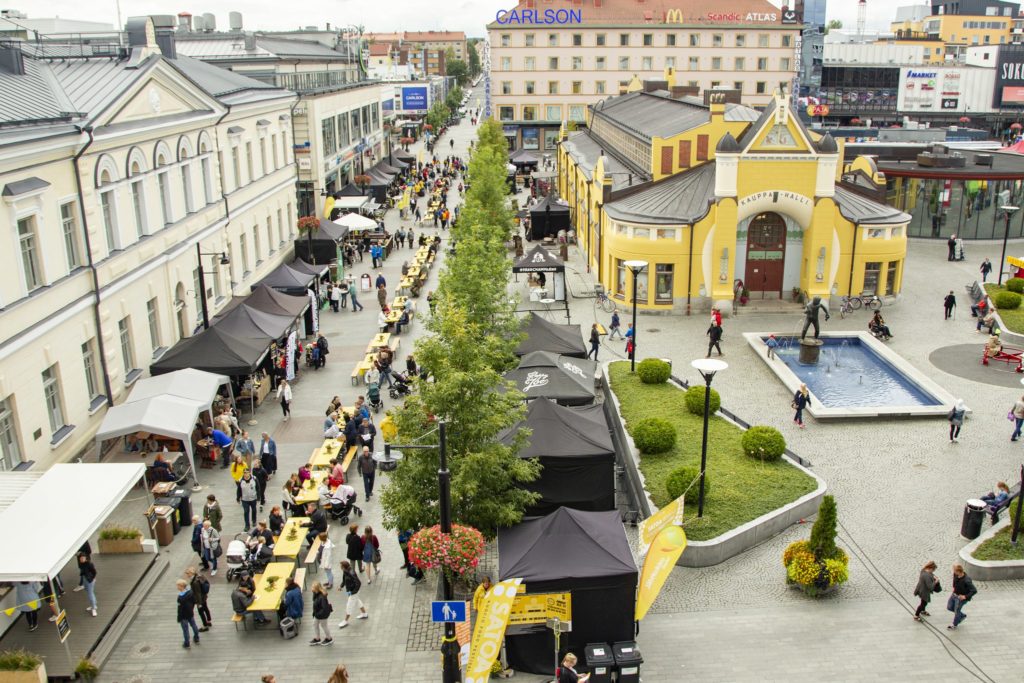 ylhääntä otettu kuva kaupungin keskustasta, näkymässä kauppahalli ja kauppakatu
