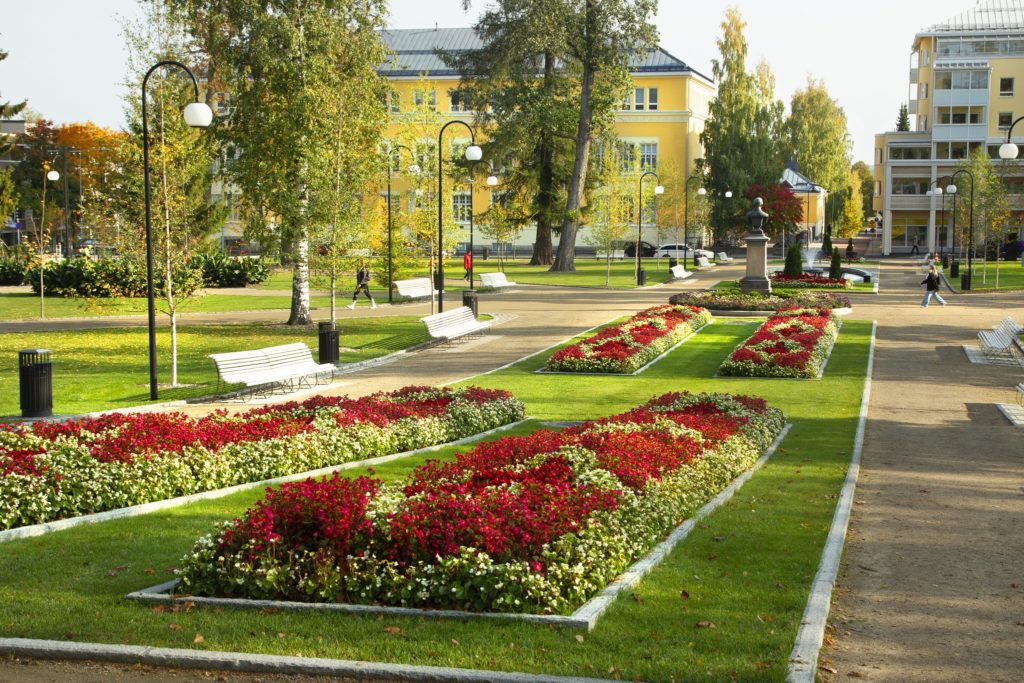 Kuopion Snellmanin puisto kesällä, kukkaistutukset kirkolle päin.