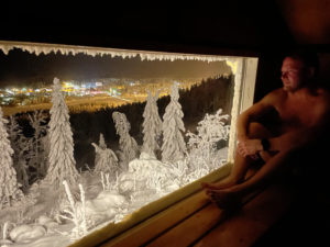 Panorama barin saunan ikkunasta talviset iltamaisemat