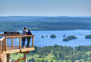 Tahkon huipulta Panorama barin terassilta kesäiset järvimaisemat