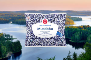 pakkasmarjan mustikkapakastepussi, taustalla kesäinen järvimaisema