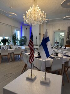 USA:n ja Suomen liput pöydällä. Taustalla ravintolamiljöö.